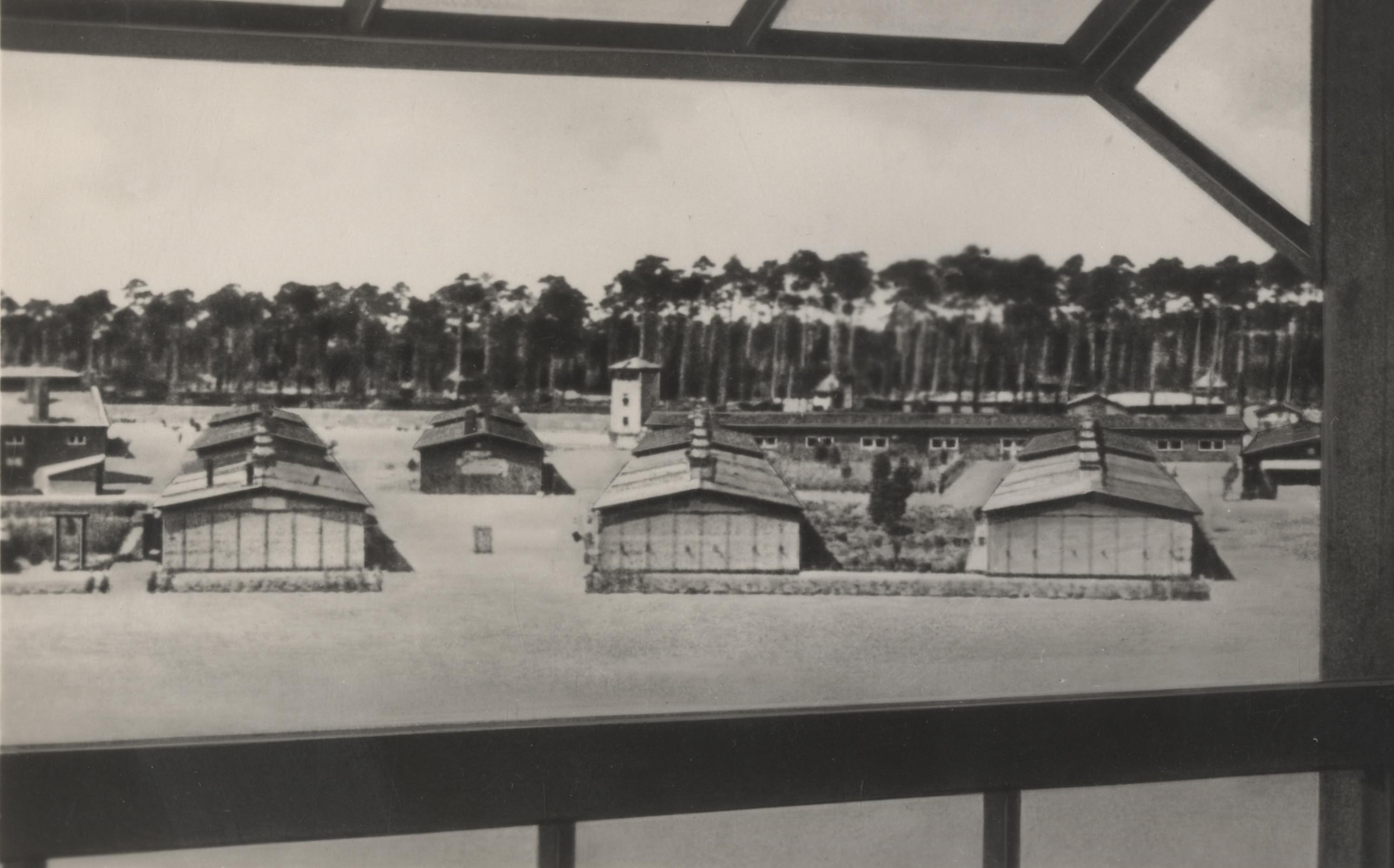 Blick vom Turm A des KZ Sachsenhausen auf einige der Häftlingsbaracken